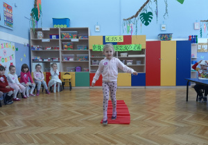 Dziewczynka prezentowała się na "czerwonym dywanie" z bibuły.